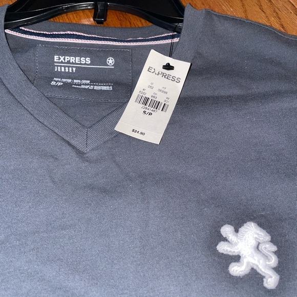 LAST CHANCE PRICING! NWT Men’s Express short-sleeved tshirt - Picture 2 of 4
